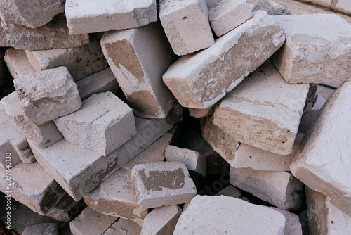 Foto Messy pile of leftover lightweight concrete bricks on a construction site