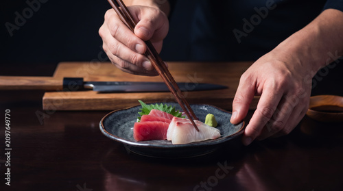 Plakat 料理人によって高級な器に盛り付けられた鮮度の良い刺身