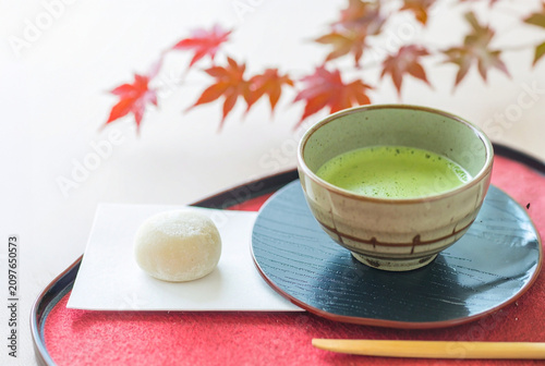お抹茶とシンプルな和菓子