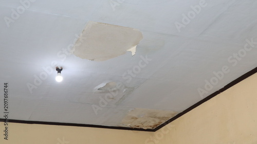 Canvastavla Ceiling corner with peeling coating, damp surface, mold, and water infiltration highlighting home maintenance and renovation needs