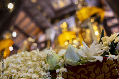 Bilde på lerret White lotus bud and jasmine garland arranged on floral offering with golden temp