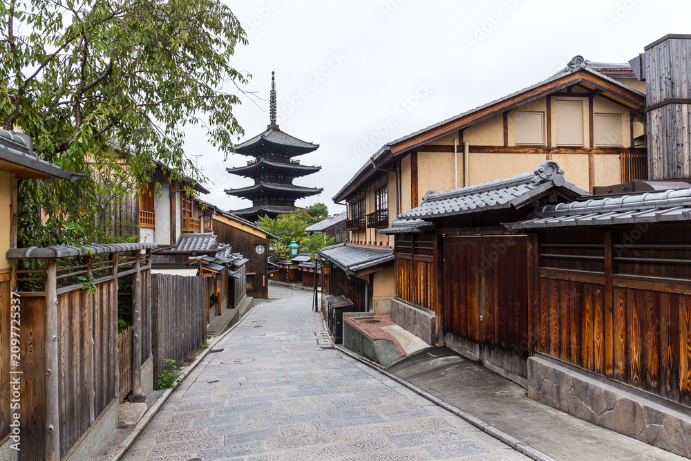 Obraz premium Traditional street in kyoto japan