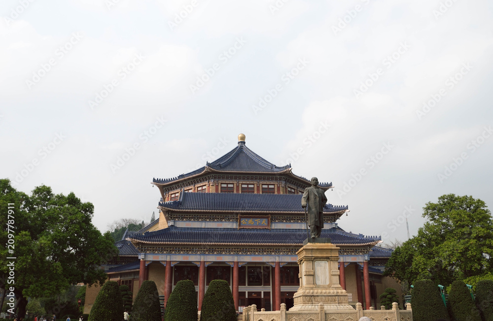 Fototapeta premium The Famous Dr. Sun Yat-sen Bronze Statue and Memorial Hall Landmark in Guangzhou, China