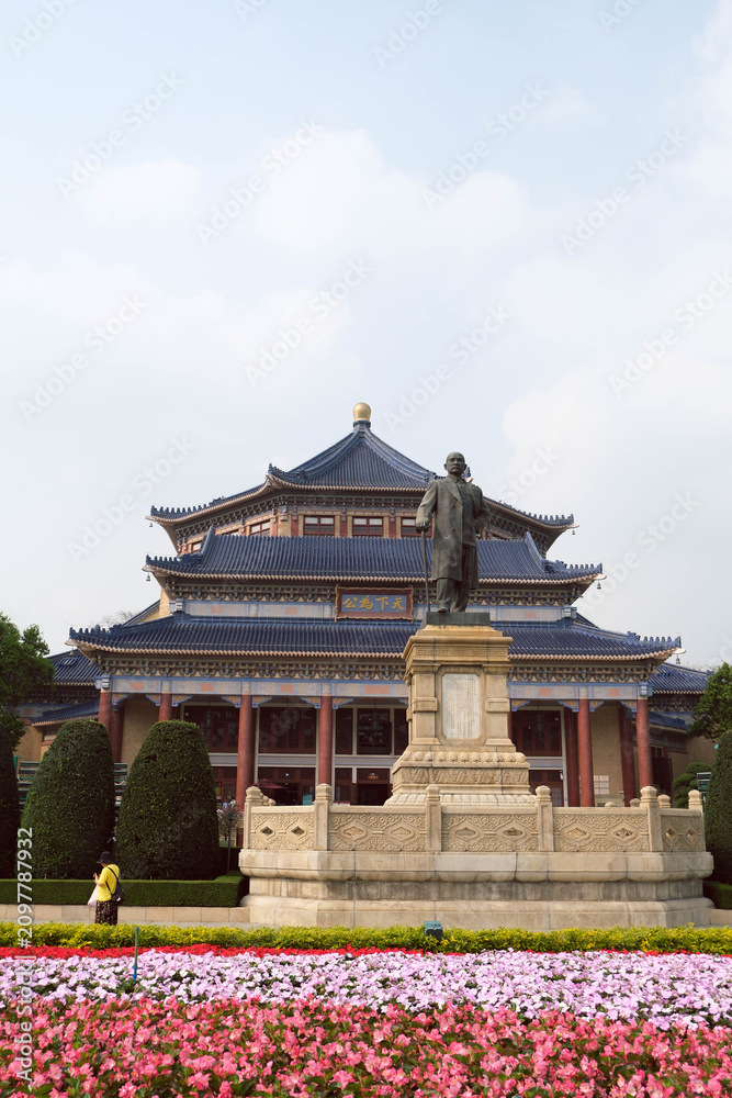 Fototapeta premium Sun Yat-sen Statue and Traditional Chinese Architecture Architecture at Memorial Plaza, Guangzhou, China