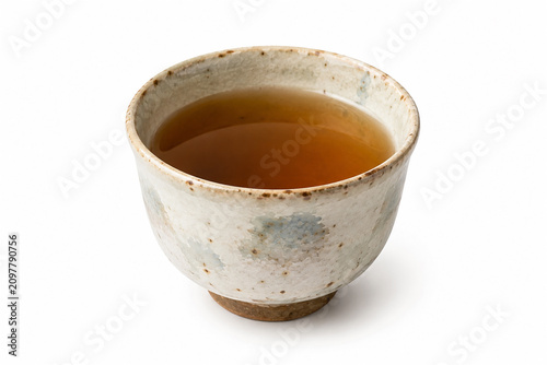 香ばしい香りが漂うほうじ茶を器に注いだ白背景の日本茶イメージ素材 generative ai