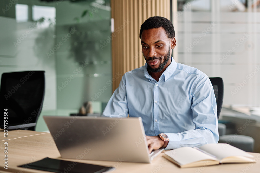 Obraz premium Portrait of a young businessman or a young entrepreneur or a student young woman working on tablet or laptop computer working in office