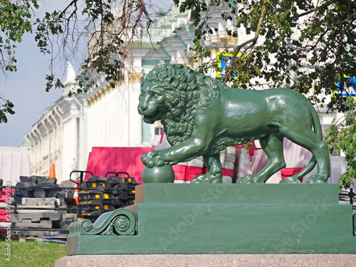 Bild auf Leinwand SAINT PETERSBURG, RUSSIA- July 7, 2026: The copper figure of the guardian Lion on the Admiralty embankment of the city