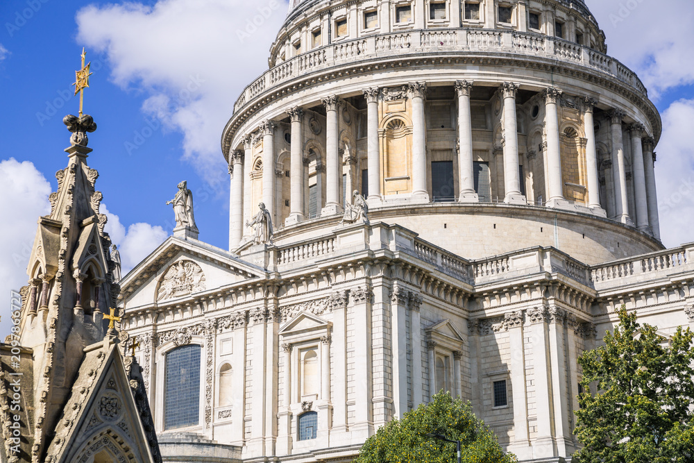 Fototapeta premium St. Paul's cathedral view. Dome against of a blue sky. London, UK 2026