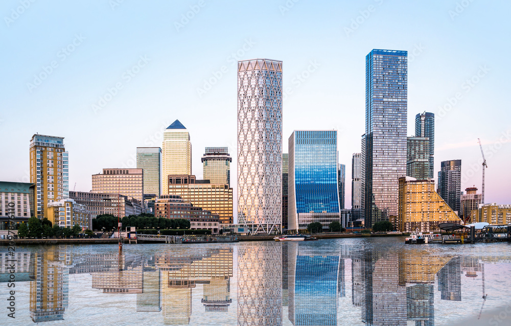Fototapeta premium Canary Wharf view at sunset with beautiful reflection in Thames water. UK 2026