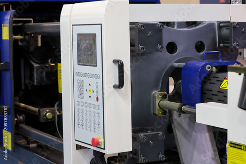 Fotografía closeup of plastic injection molding press machine