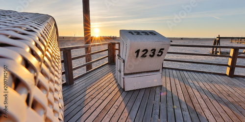 Strandkörbe und Sonnenuntergang 
