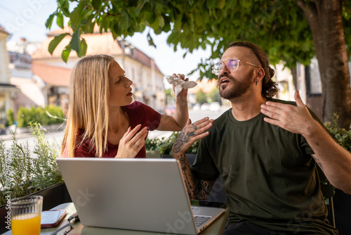 фотографія Man and woman freelancers escaping extreme heat during El Nino outdoors