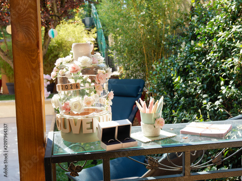 Urne de mariage décorée de fleurs avec livre d’or, stylos et alliances, décoration de réception pour cérémonie de mariage