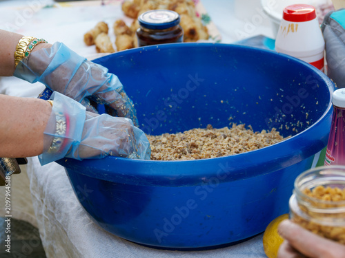 Bild auf Leinwand Préparation artisanale d'une farce dans un grand saladier lors d'un buffet de ré