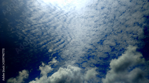 Foto Beautiful blue sky featuring ripple-pattern altocumulus clouds and soft white clouds, creating a dramatic natural background ideal for weather, nature, travel, and environmental concepts