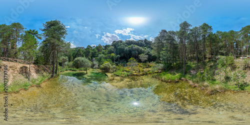 Konstfotografi Panorámica del Nacimiento del Río Curvo en Cuenca , Reserva natural boscosa, conocida por las pintorescas cascadas del nacimiento del río Cuervo
