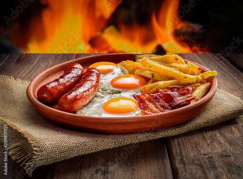 Huevos, salchichas, bacon y patatas