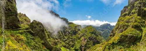 Panel kuchenny z motywem Green volcanic ridges and deep valley in clouds