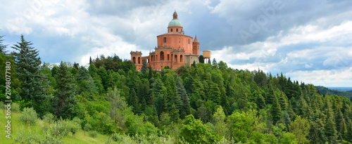 Foto BOLOGNA ITALY: Sanctuary of the Madonna of San Luca is a basilica church in Bolo