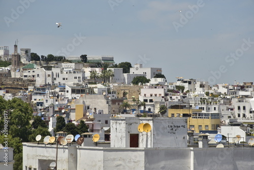 Architecture traditionnelle et archaïque de divers bâtiments sur une colline à Tanger au Maroc 