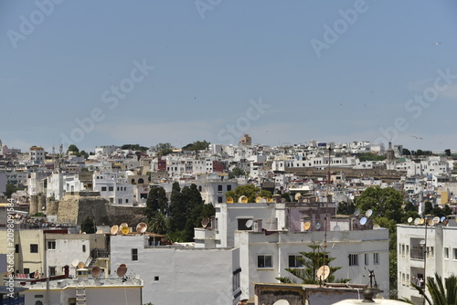 Architecture traditionnelle et archaïque de divers bâtiments sur une colline à Tanger au Maroc 