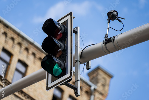 Foto Green traffic light signal with a modern sensor dome camera mounted on a metal s