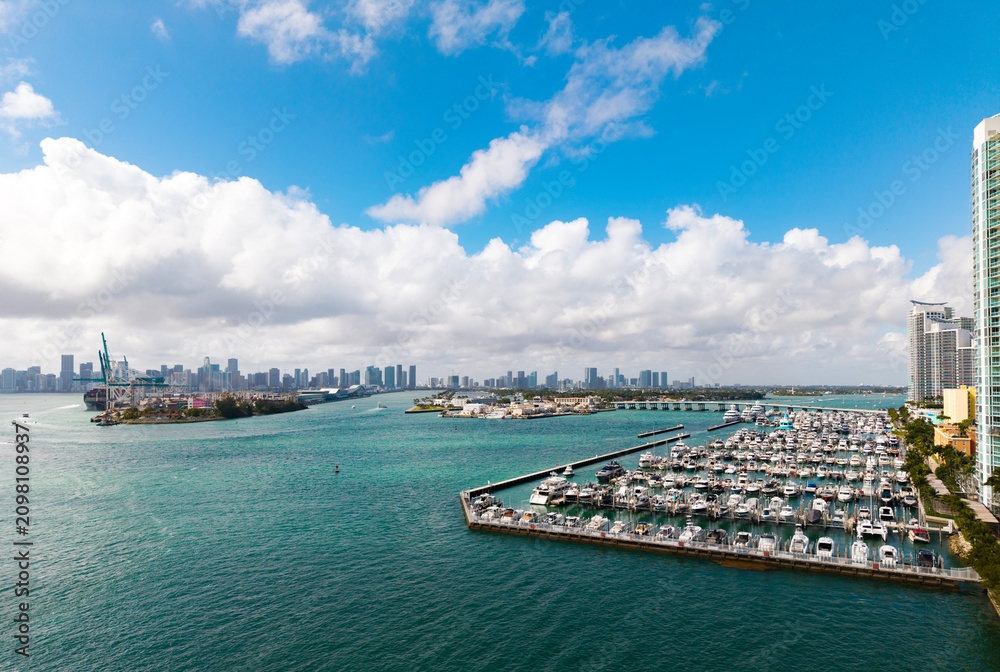 Obraz premium Marina Bay filled with vessels and yacht in Miami. Skyline with yachts in Miami.