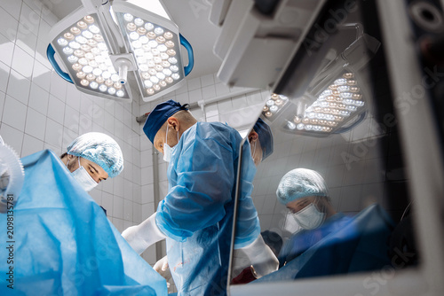 Canvas Print Professional surgical team concentrating during a medical procedure