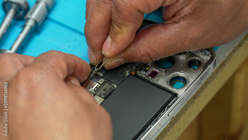 Fotografía Close-up view of disassembled smartphone revealing internal motherboard componen