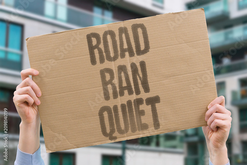 Fotografía "Road Ran Quiet" Thoroughfare remains unusually silent
