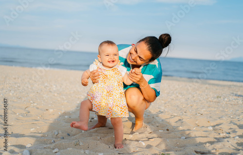 Cuadro en lienzo Relaxing on sunset with a baby