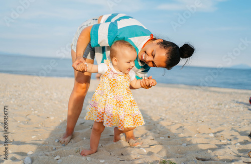 Fotografía Relaxing on sunset with a baby