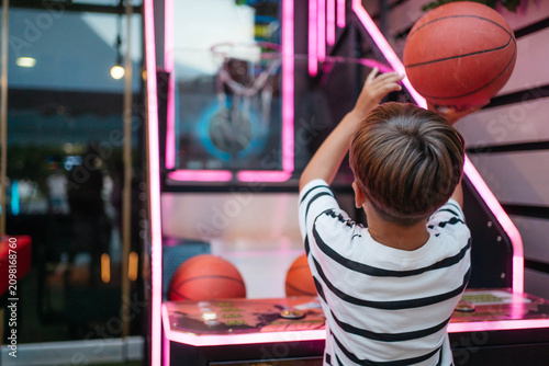 Foto Kid having fun in entertainment center