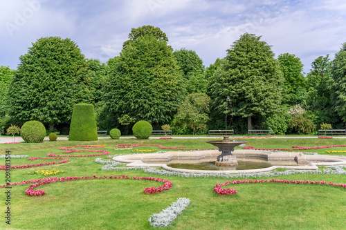 Foto An enchanting garden scene at Schonbrunn Palace featuring meticulously arranged