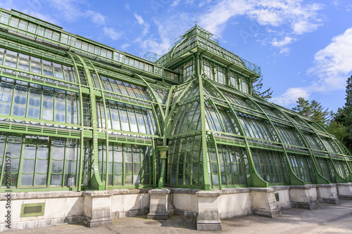 Φωτογραφία The image showcases a stunning historic greenhouse at Schonbrunn Palace with int