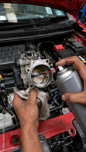 Cleaning car throttle body with spray lubricant