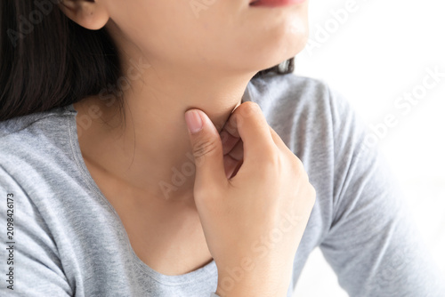 Quadro su tela A young Chinese woman with a sore throat in the bedroom