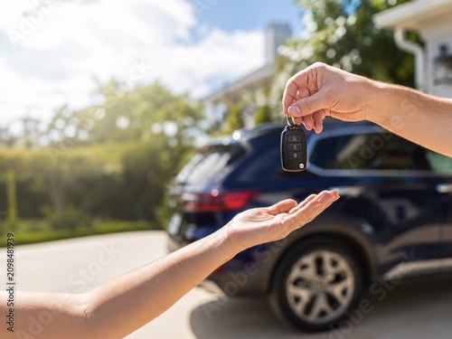 Entregar las llaves de un coche al nuevo propietario en un día soleado