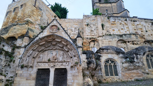 Billede på lærred Medieval Monolithic Church Facade with Intricate Stone Carvings in Saint-Emilion