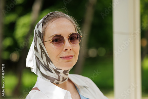 Foto Bright and joyful woman enjoying a sunny day in a lush green park, radiating ele