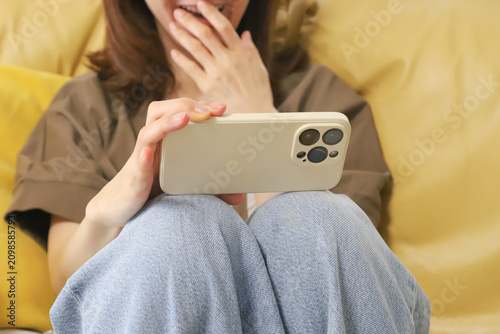 スマホで動画を楽しむ女性