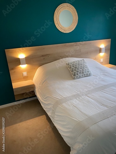 Chambre moderne lumineuse et minimaliste de style scandinave