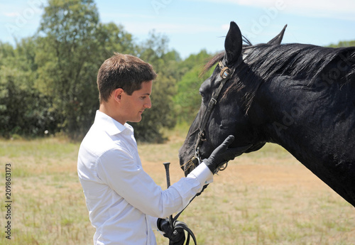 Fotografía man and stallion