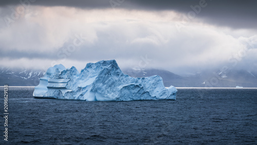 Foto The magnificent natural landscape of sea icebergs in the South Georgia Islands
