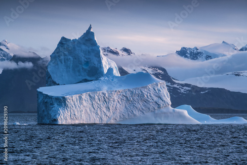 Quadro su tela The magnificent natural landscape of sea icebergs in the South Georgia Islands