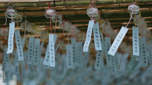 日本の夏の風景 涼しげなガラス風鈴と日本の伝統文化 / Japanese summer scenery: Refreshing glass wind chime and traditional Japanese culture