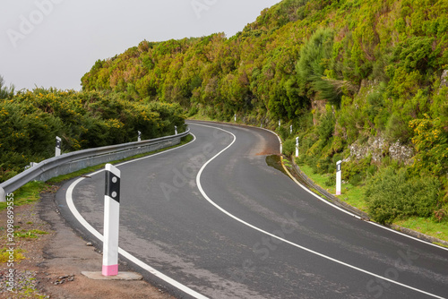 Strasse windet sich an der Südküste von Madeira empor