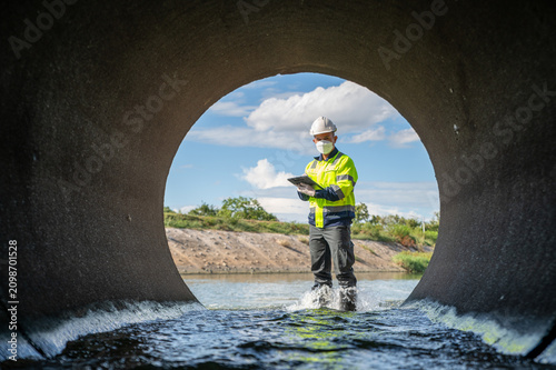 Quadro su tela Professional Engineer Inspecting Drainage Water Quality for Environmental Infras