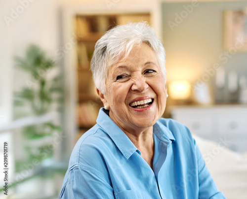 Fotografía Portrait of a happy senior elderly woman posing at home