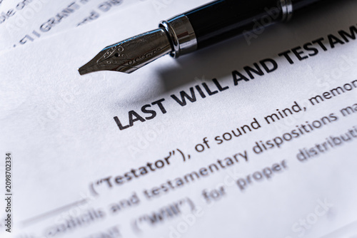 Foto Detailed Macro of Fountain Pen on Last Will and Testament Title